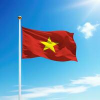 agitant drapeau de vietnam sur mât avec ciel Contexte. photo