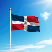 agitant drapeau de dominicain république sur mât avec ciel Contexte. photo