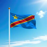 agitant drapeau de démocratique république de le Congo sur mât avec ciel Contexte. photo