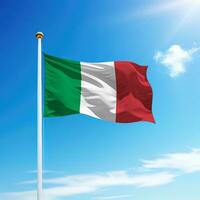 agitant drapeau de Italie sur mât avec ciel Contexte. photo