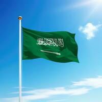 agitant drapeau de saoudien Saoudite sur mât avec ciel Contexte. photo