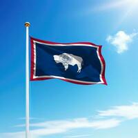 agitant drapeau de Wyoming est une Etat de uni États sur mât photo