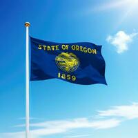 agitant drapeau de Oregon est une Etat de uni États sur mât photo