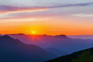 Montagne silhouettes à le coucher du soleil. ai génératif pro photo