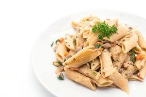 Fromage à la crème de pâtes penne sur fond blanc photo