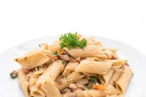 Penne au fromage à la crème sur table photo