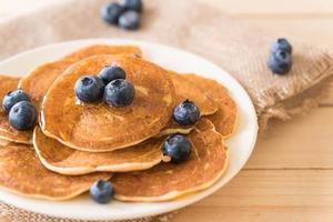 pile de crêpes aux bleuets frais photo