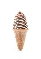 cornet de crème glacée au chocolat sur fond blanc