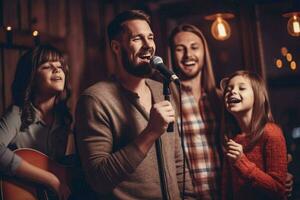 une papa et le sien famille en chantant karaoké ensemble photo