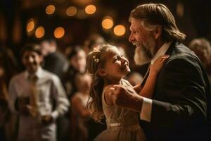 une père et fille dansant à une mariage photo