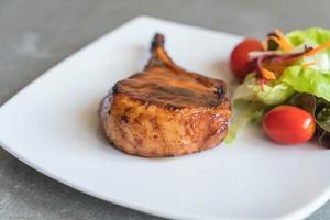 steak de côtelette de porc sur la table photo