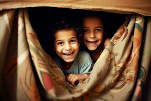 les enfants en riant tandis que en jouant cacher et chercher photo