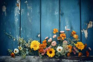 une bleu en bois planche avec fleurs sur il photo