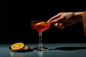 une femme est verser une rouge cocktail dans une verre Wi photo