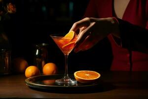 une femme est verser une rouge cocktail dans une verre Wi photo