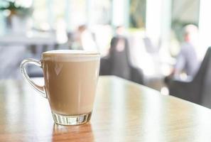 Tasse de café latte chaud dans un café
