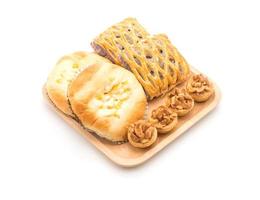 gâteau au caramel, pain avec mayonnaise au maïs et tartes au taro sur fond blanc