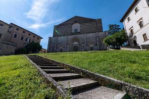 Todi église de san fortunato juste à l'intérieur de la ville de todi, italie photo