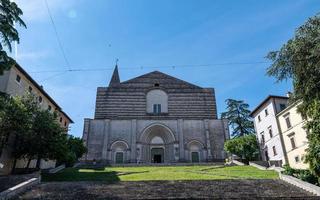 Todi église de san fortunato juste à l'intérieur de la ville de todi, italie photo