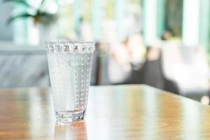 verre d'eau sur la table photo