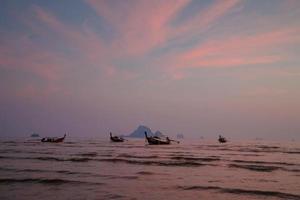 barbe à papa coucher de soleil, bateaux et îles photo