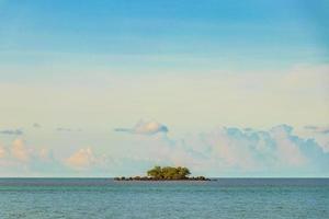 petite île à koh samui et panorama paysager en thaïlande. photo