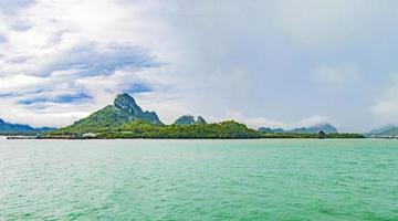 voyage à don sak au-dessus d'un paysage tropical d'eau turquoise en thaïlande. photo