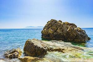 paysages côtiers naturels île de kos grèce montagnes falaises rochers. photo