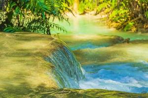 les plus belles cascades de la cascade de kuang si luang prabang au laos. photo