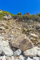 gros rocher dans les paysages côtiers naturels de l'île de kos en grèce. photo