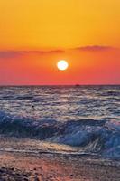 le plus beau coucher de soleil coloré sur la plage d'ialysos rhodes grèce. photo