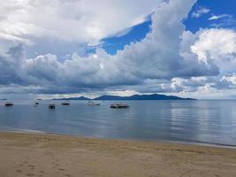 plage de bo phut île de koh samui, vue sur pha-ngan. photo