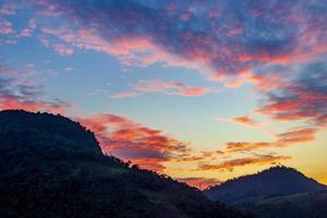 beau lever de soleil coloré sur les montagnes angra dos reis brésil.