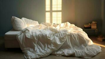 une lit avec blanc feuilles et une oreiller sur il photo