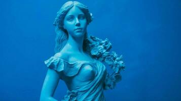 une bleu statue de une fille avec une bleu Contexte photo