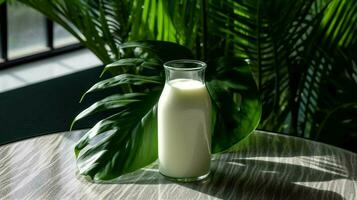 une bouteille de Lait avec une noir casquette est assis sur une table photo