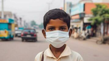 un Indien garçon portant protecteur masque convoitise 19 ma photo