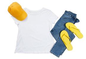 maquette de t-shirt blanc isolée, casquette jaune, denim bleu et tongs photo