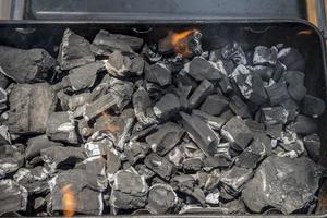 les charbons sont brûlés dans un barbecue photo