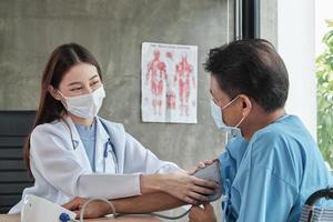 le médecin vérifie la santé de l'homme handicapé. photo