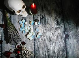table en bois aux attributs occultes. pierres runiques, bougies, photo