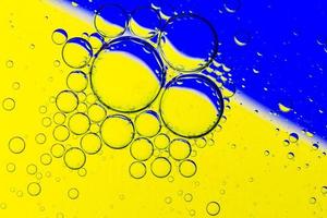 abstrait de bulles d'huile sur la surface de l'eau palette colorée bleu jaune photo