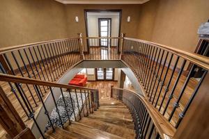 maison canadienne de luxe avec planchers de bois franc et escaliers photo