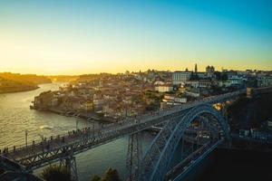Pont Dom Luiz sur le fleuve Douro à Porto au Portugal au crépuscule photo