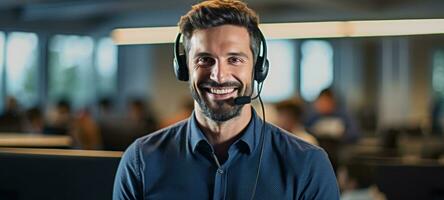 caucasien homme appel centre client soutien avec casque, ai photo