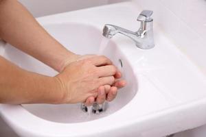 se laver les mains en bonne santé photo