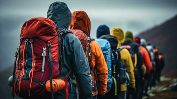 prudent le progrès de une groupe de alpinistes dans montagneux terrain. génératif ai photo