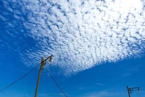 nuages blancs duveteux dans le ciel bleu clair avec la lumière du soleil photo