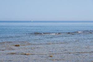 la côte de la mer Égée en Crète avec un horizon en arrière-plan. photo