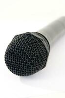 une microphone sur une blanc Contexte photo